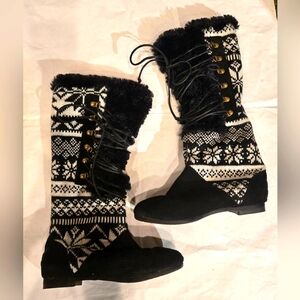 Leather and textile Mukluks boots. Women's 7. Flat rubber soles. Leather ties.